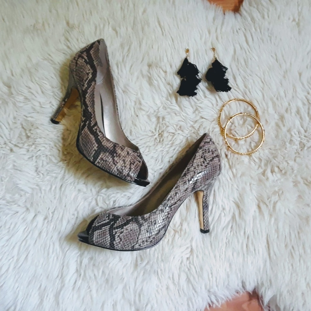 AK Anne Klein snake pumps with peep toe